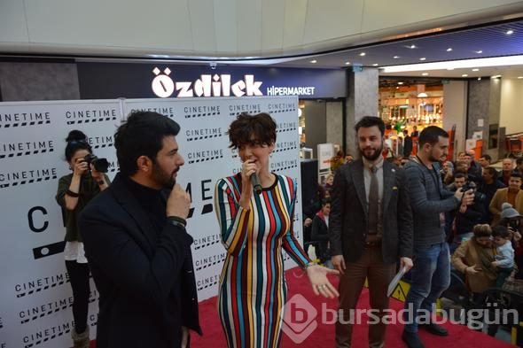 Bergüzar Korel ve Engin Akyürek Bursa'da hayranlarıyla buluştu
