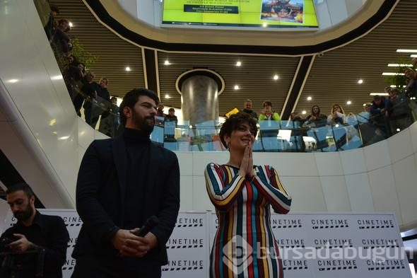Bergüzar Korel ve Engin Akyürek Bursa'da hayranlarıyla buluştu
