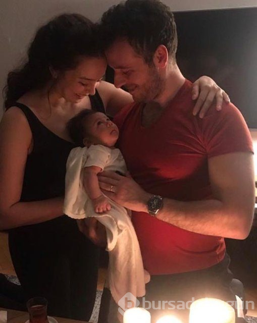 Azra Akın eşi Atakan Koru ve oğlu Demir'le poz verdi

