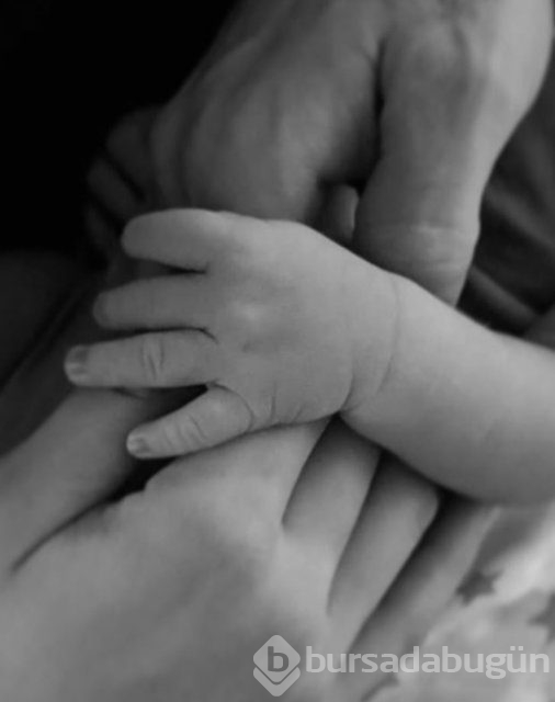 Azra Akın eşi Atakan Koru ve oğlu Demir'le poz verdi
