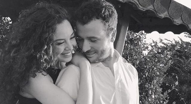 Azra Akın eşi Atakan Koru ve oğlu Demir'le poz verdi
