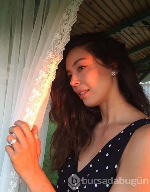 Azra Akın eşi Atakan Koru ve oğlu Demir'le poz verdi
