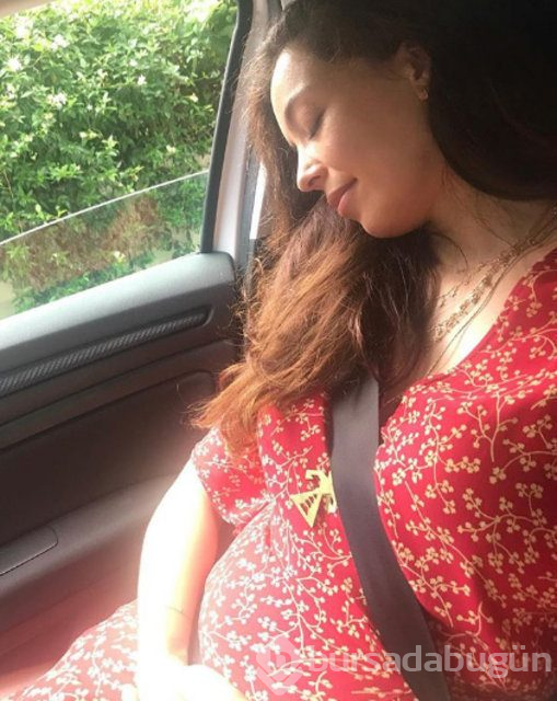 Azra Akın eşi Atakan Koru ve oğlu Demir'le poz verdi
