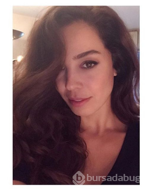 Azra Akın eşi Atakan Koru ve oğlu Demir'le poz verdi
