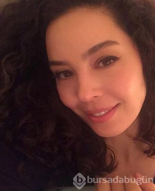 Azra Akın eşi Atakan Koru ve oğlu Demir'le poz verdi
