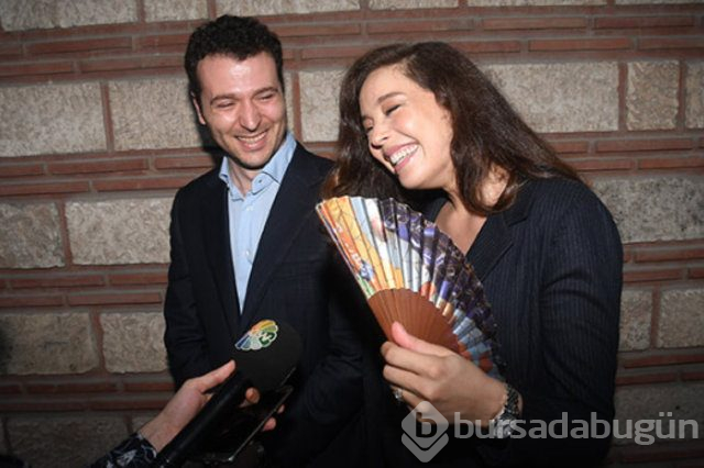 Azra Akın eşi Atakan Koru ve oğlu Demir'le poz verdi
