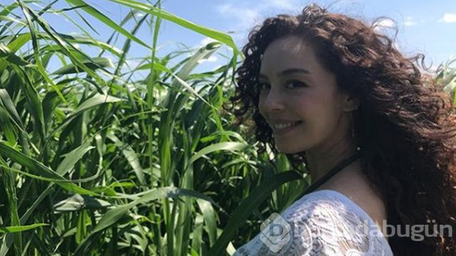 Azra Akın eşi Atakan Koru ve oğlu Demir'le poz verdi
