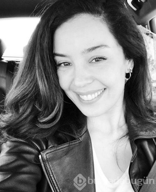 Azra Akın eşi Atakan Koru ve oğlu Demir'le poz verdi
