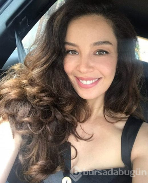 Azra Akın eşi Atakan Koru ve oğlu Demir'le poz verdi
