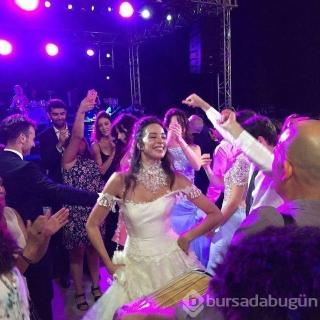 Azra Akın eşi Atakan Koru ve oğlu Demir'le poz verdi
