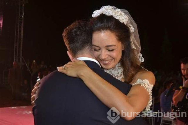 Azra Akın eşi Atakan Koru ve oğlu Demir'le poz verdi
