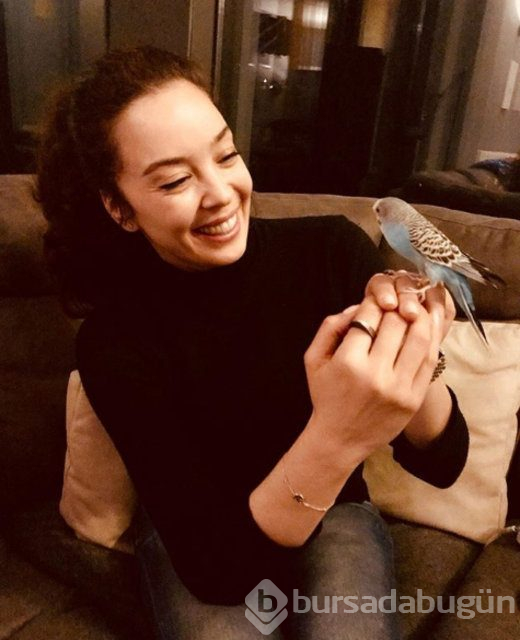 Azra Akın eşi Atakan Koru ve oğlu Demir'le poz verdi
