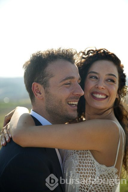 Azra Akın eşi Atakan Koru ve oğlu Demir'le poz verdi
