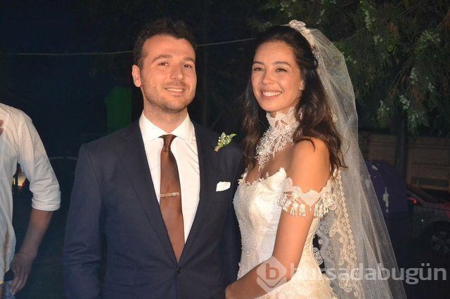 Azra Akın eşi Atakan Koru ve oğlu Demir'le poz verdi
