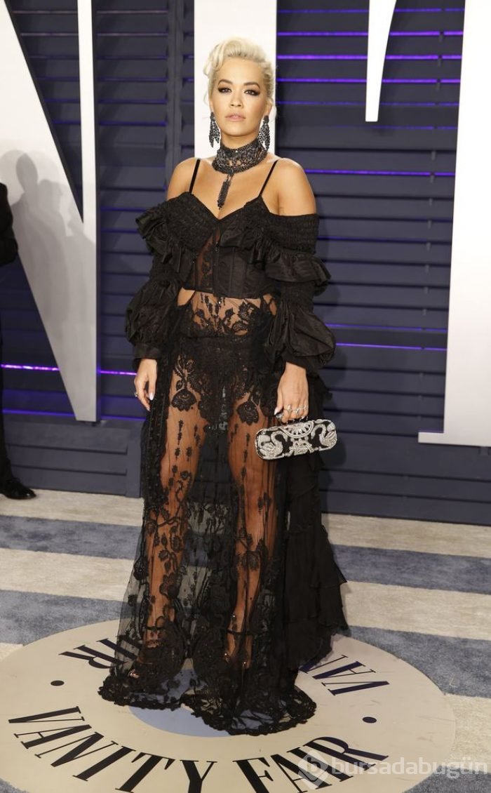 Rita Ora transparan elbisesiyle hayran bıraktı
