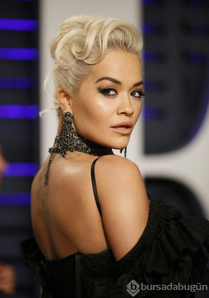 Rita Ora transparan elbisesiyle hayran bıraktı
