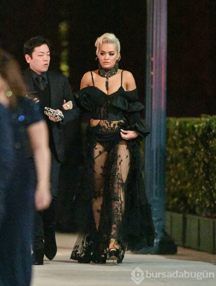 Rita Ora transparan elbisesiyle hayran bıraktı
