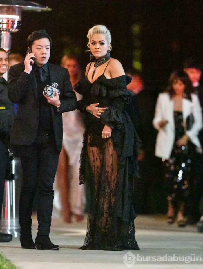 Rita Ora transparan elbisesiyle hayran bıraktı
