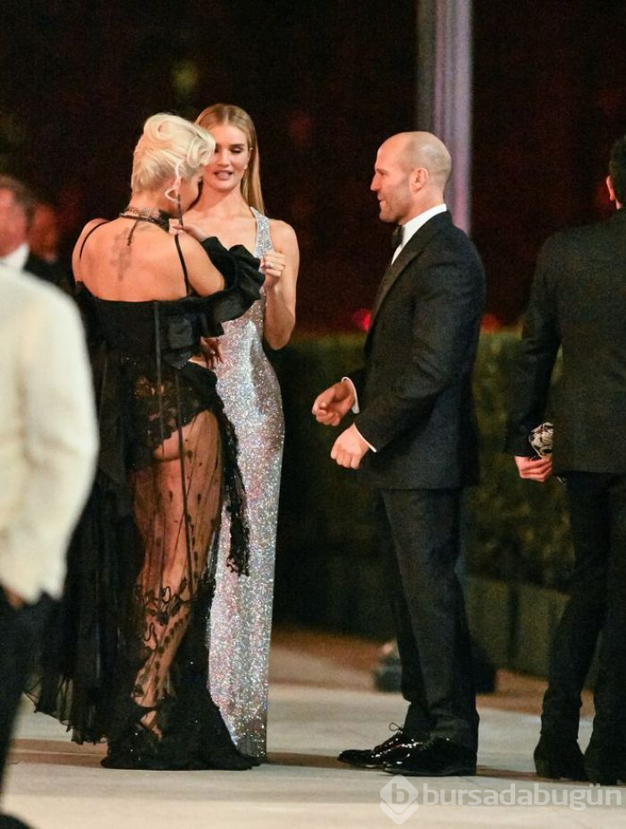 Rita Ora transparan elbisesiyle hayran bıraktı
