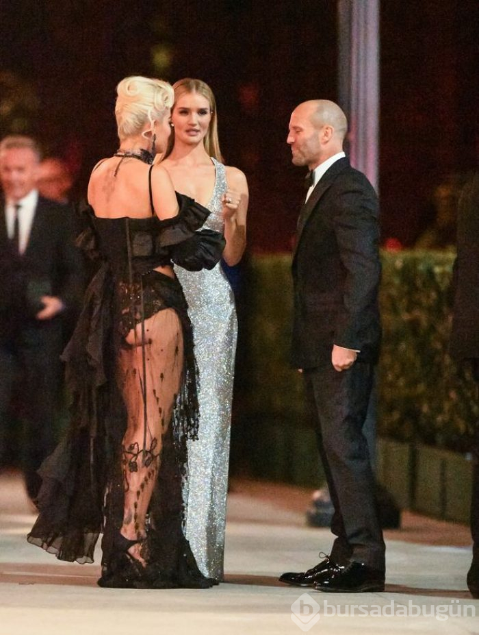 Rita Ora transparan elbisesiyle hayran bıraktı
