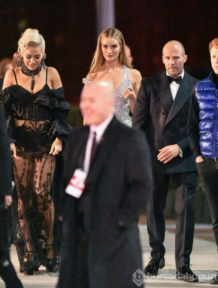 Rita Ora transparan elbisesiyle hayran bıraktı
