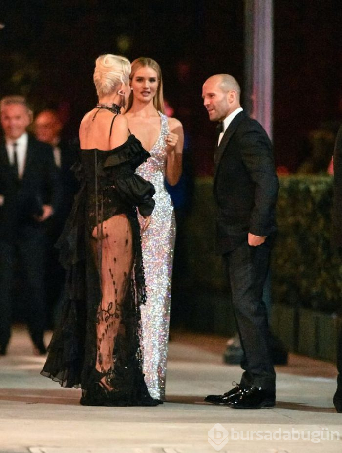 Rita Ora transparan elbisesiyle hayran bıraktı
