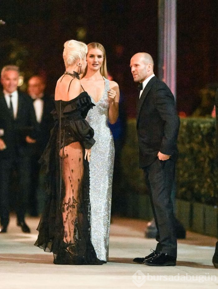 Rita Ora transparan elbisesiyle hayran bıraktı
