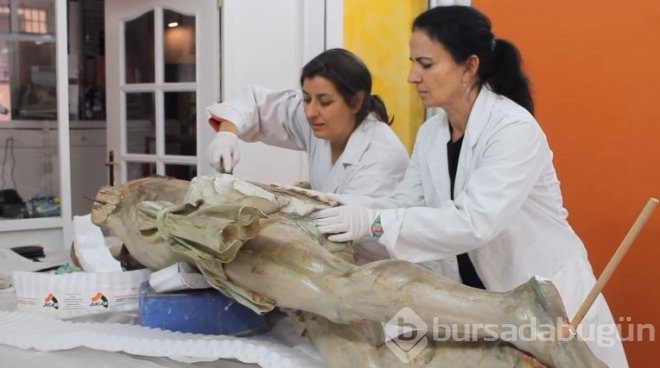 300 yıllık isa heykelinin kalçasında  bulunan gizli not şoke etti
