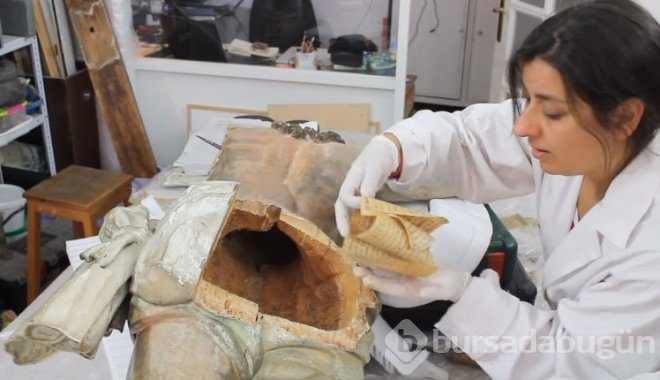 300 yıllık isa heykelinin kalçasında  bulunan gizli not şoke etti
