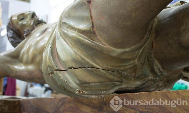 300 yıllık isa heykelinin kalçasında  bulunan gizli not şoke etti
