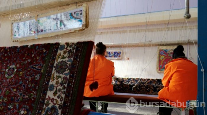 Mahkumlar 32 yıl önce verilen sipariş halıları dokuyor
