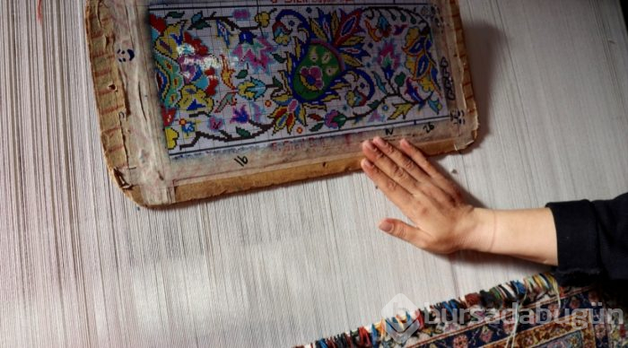 Mahkumlar 32 yıl önce verilen sipariş halıları dokuyor
