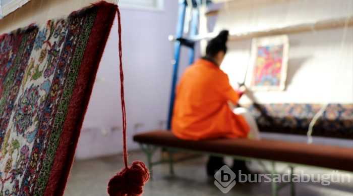 Mahkumlar 32 yıl önce verilen sipariş halıları dokuyor
