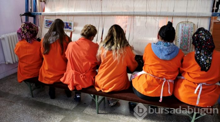 Mahkumlar 32 yıl önce verilen sipariş halıları dokuyor
