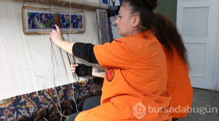 Mahkumlar 32 yıl önce verilen sipariş halıları dokuyor
