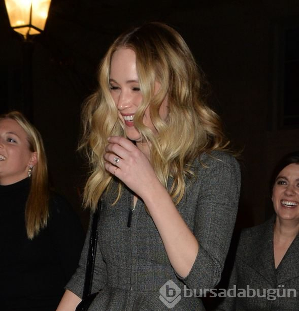 Jennifer Lawrence nişan yüzüğünü ilk kez gösterdi
