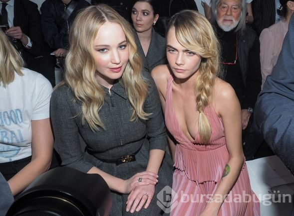 Jennifer Lawrence nişan yüzüğünü ilk kez gösterdi
