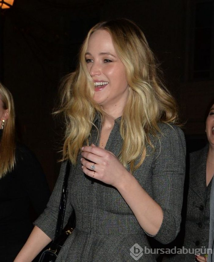Jennifer Lawrence nişan yüzüğünü ilk kez gösterdi
