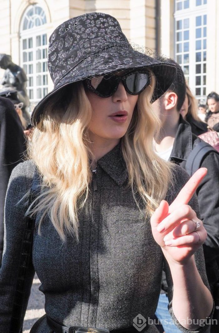 Jennifer Lawrence nişan yüzüğünü ilk kez gösterdi
