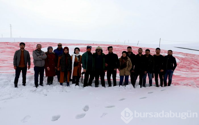 Kar üzerine Türk bayrağı yaptılar
