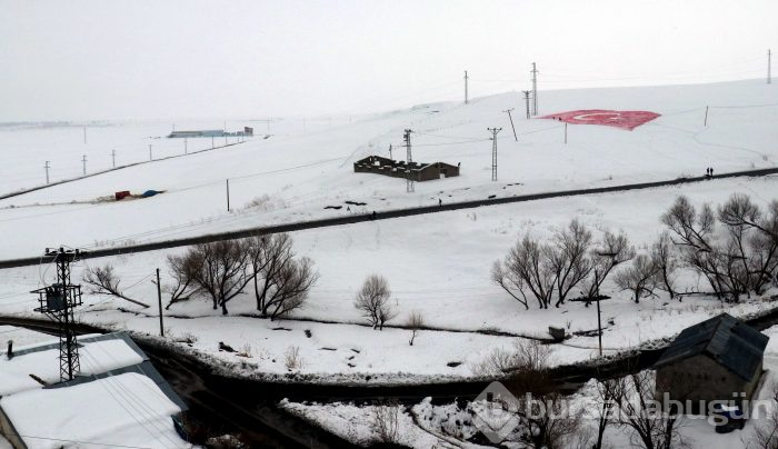 Kar üzerine Türk bayrağı yaptılar
