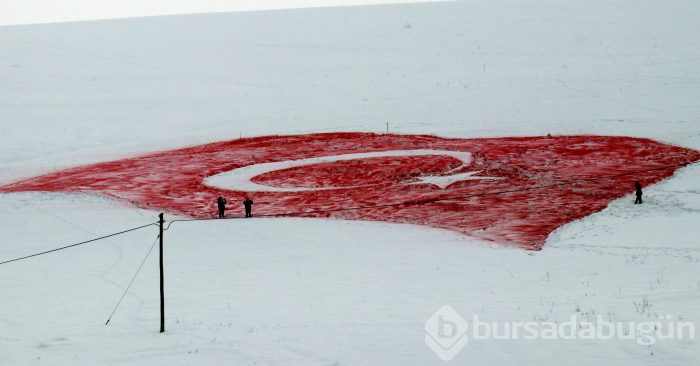 Kar üzerine Türk bayrağı yaptılar
