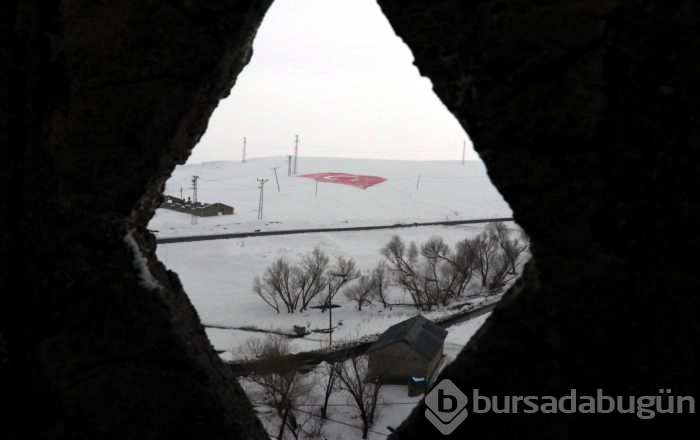 Kar üzerine Türk bayrağı yaptılar
