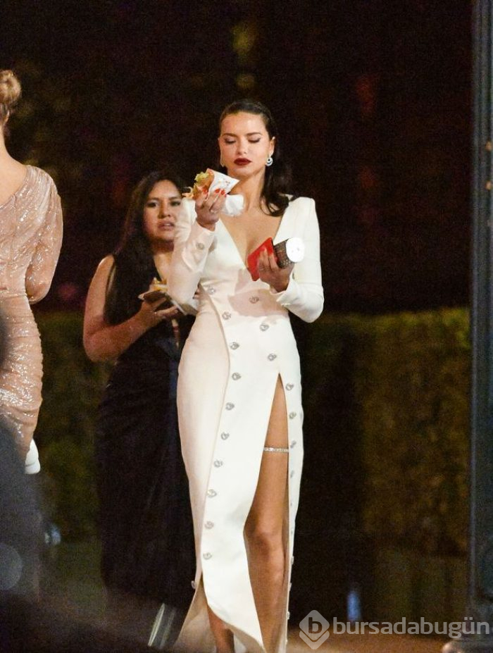 Adriana Lima Oscar Partisi'nde hamburger yedi
