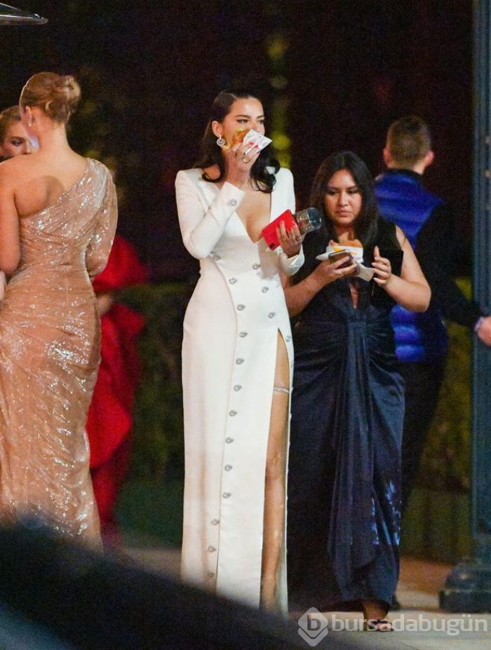 Adriana Lima Oscar Partisi'nde hamburger yedi
