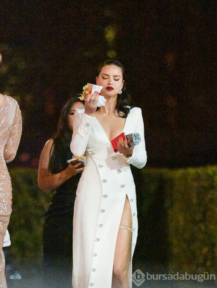 Adriana Lima Oscar Partisi'nde hamburger yedi
