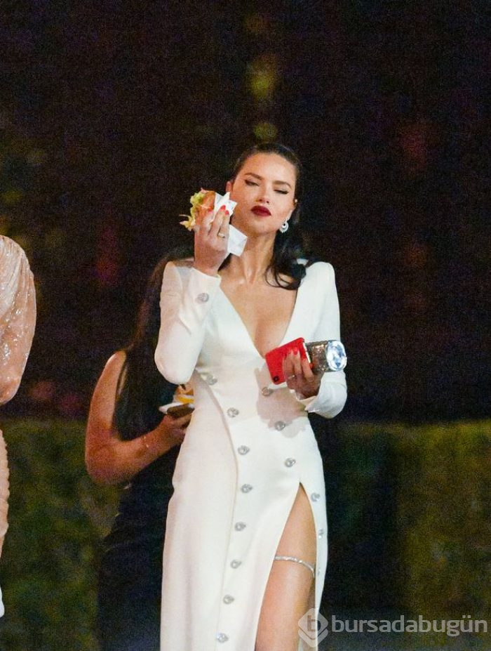 Adriana Lima Oscar Partisi'nde hamburger yedi
