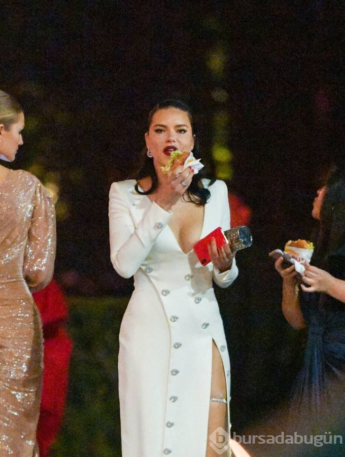 Adriana Lima Oscar Partisi'nde hamburger yedi
