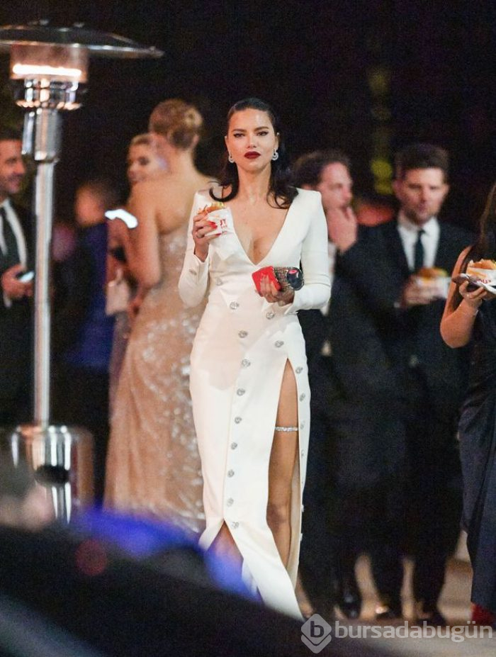 Adriana Lima Oscar Partisi'nde hamburger yedi
