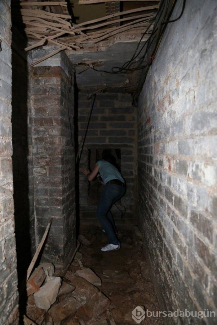Yeni kiraladığı evin, zemininde bulduğu gizli kapağın altından çıkan şoke etti